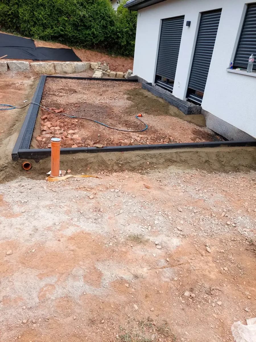 Vorher: vorbereitete Terrassenfläche mit Randsteinen und Entwässerungsrinne vor der Pflasterung, Bad Kreuznach